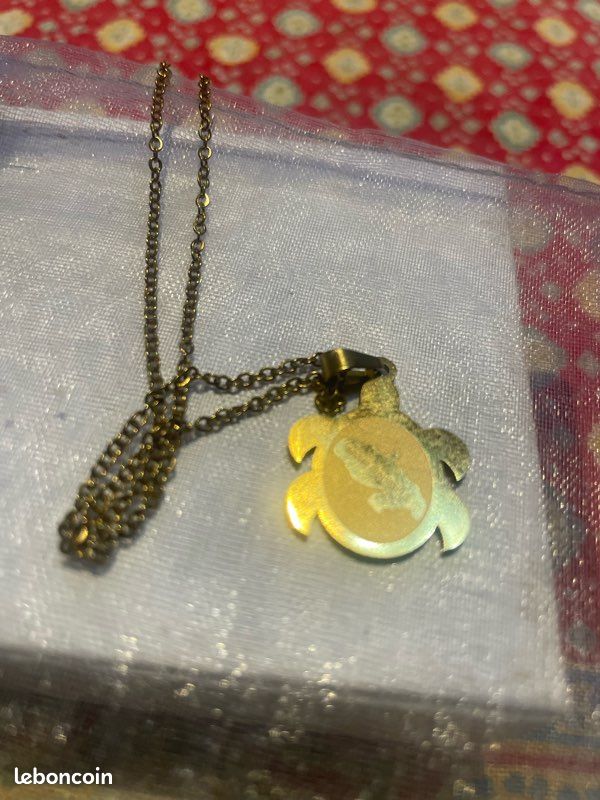 Collier doré avec médaillon de la Martinique (image 2)
