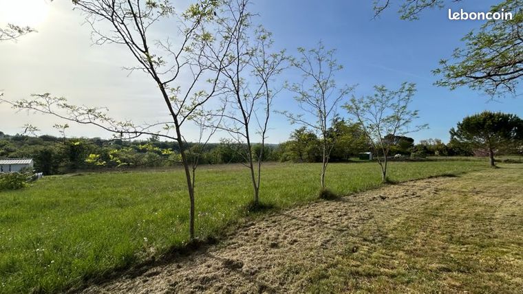 Terrain constructible 1637 m² à Catus
