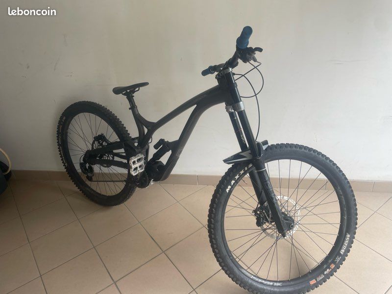 Commencal DH v4 supreme (image 1)