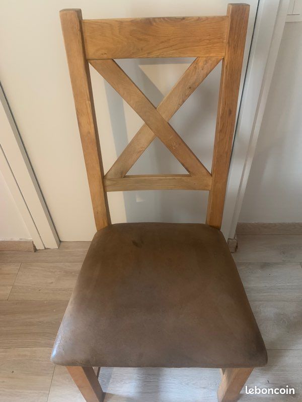 Vends chaise en chêne d’occasion. Valeur neuve 300euros, vendues 150 euros pièces.Les 6 laissées à 850 euros (image 1)