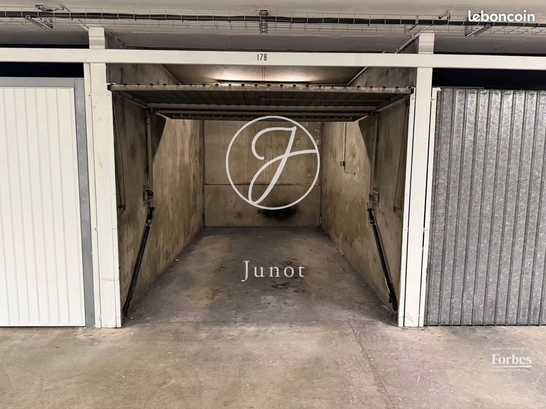 Parking/box Paris 9ème · 35 000 €