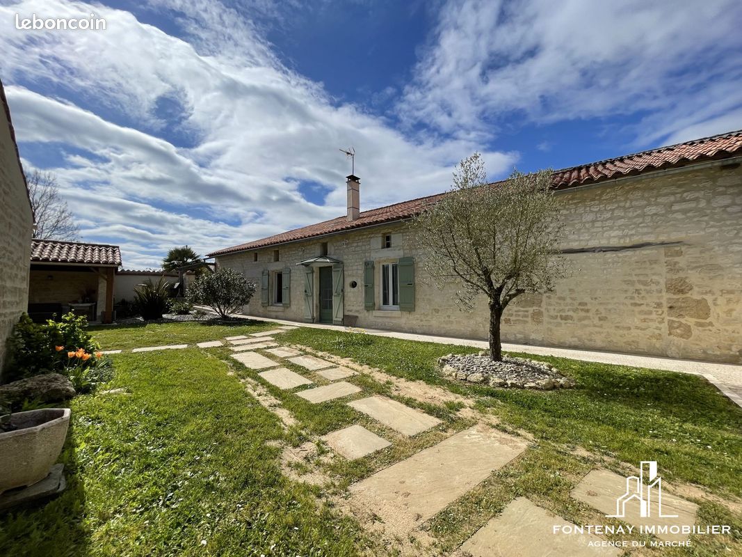 Maison 6 pièces 240 m² · à Fontenay-le-Comte · 240 m² · 382 600 €