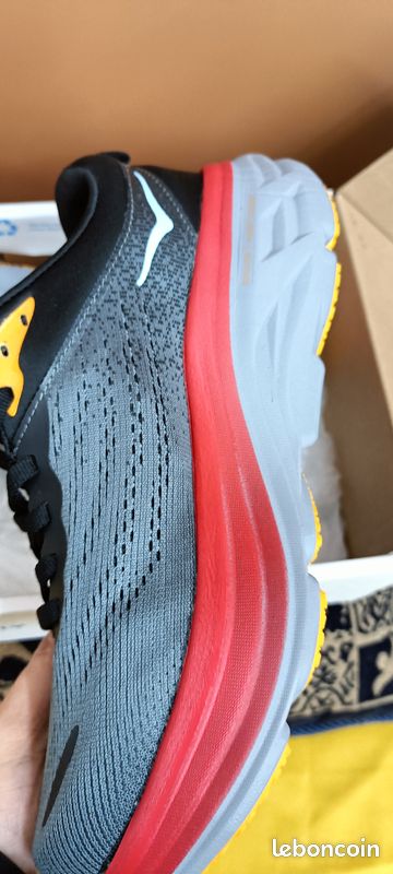 Baskets Hoka One One noires et rouges (image 9)
