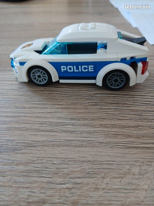 Petite voiture police lego (image 1)