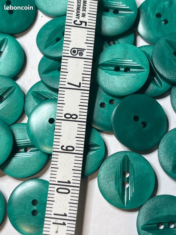 Lot De 10 Boutons Vintage Verts - Diamètre 1,7 Cm - Effet Couture Sur Le Pourtour - Occasion