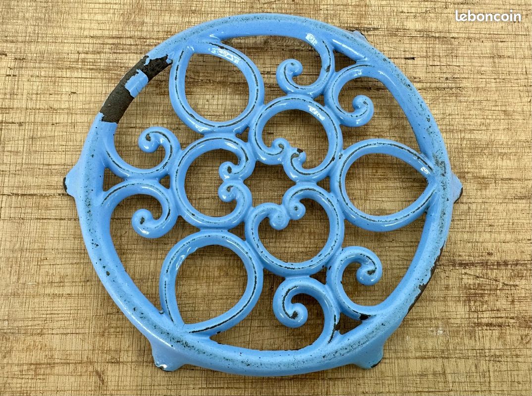 Dessous de plat en fer plat émaillé bleu, dessous de plat en fonte - France