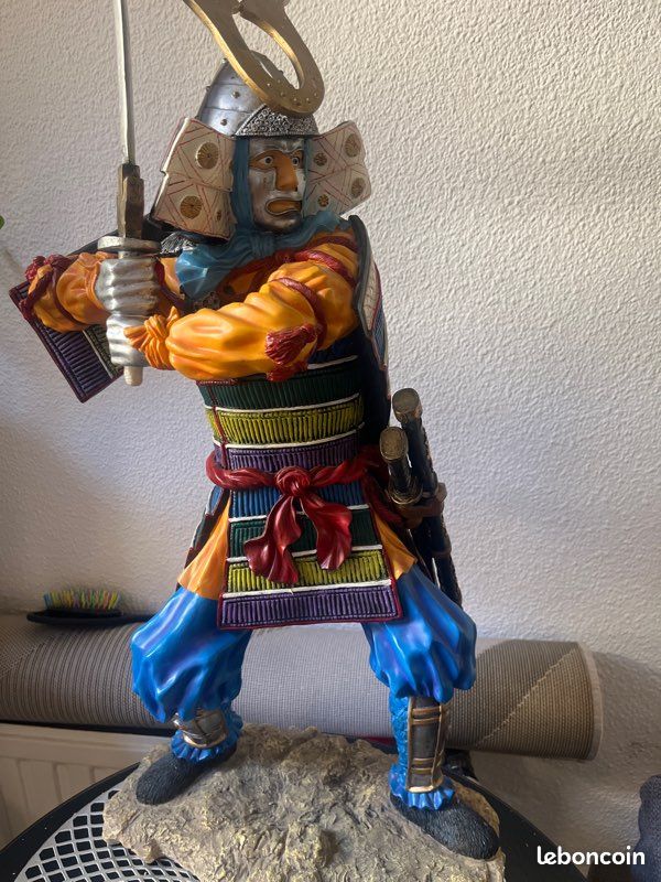 KOMBIUDA Figurine Samouraï Japonaise Traditionnelle en Résine Colorée Décoration D'intérieur Asiatique Artisanale pour Bureau Et Salon Accessoire Déco Pendaison De Crémaillère