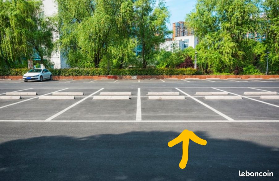 Parking à 2 minutes à pied Gare Plaisir Grignon · 55 €
