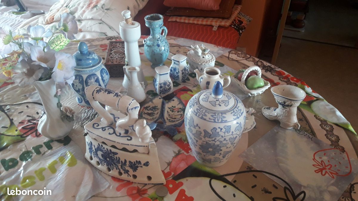 Vend uniquement en un lot nombreux petits objets et personnages hétéroclites en porcelaine et faience (image 3)