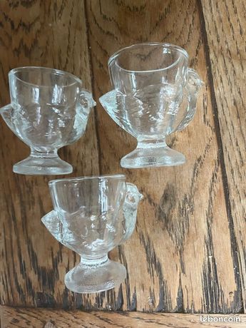 3 Coquetiers En Verre Moulé Bleu Cobalt - Décor Poule - Arcoroc France Vintage Annees 80