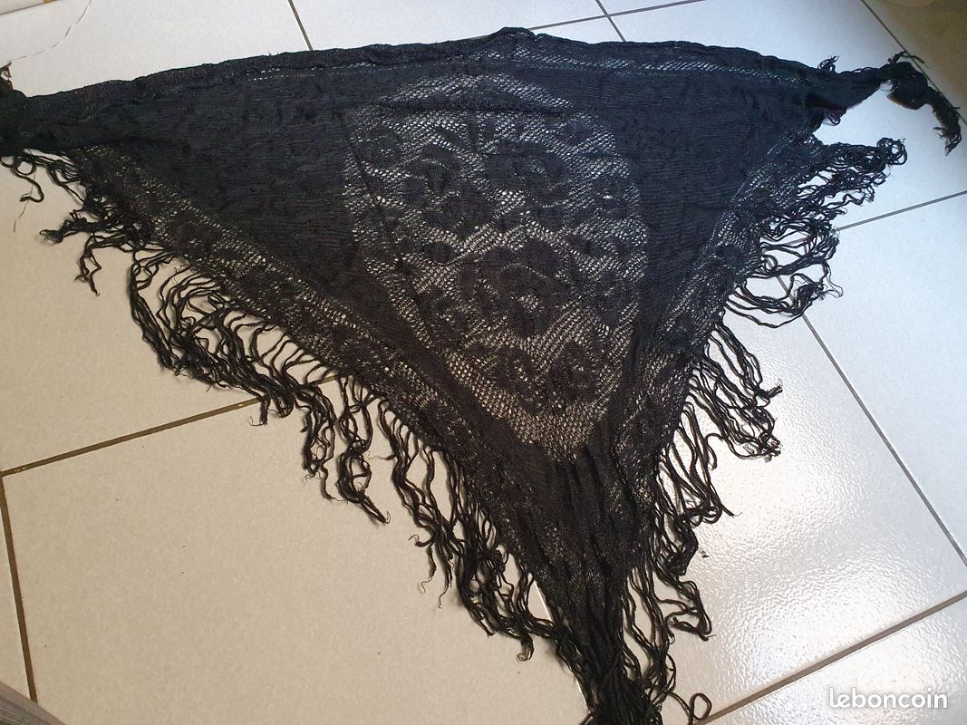 Chale noir léger style dentelle (image 1)