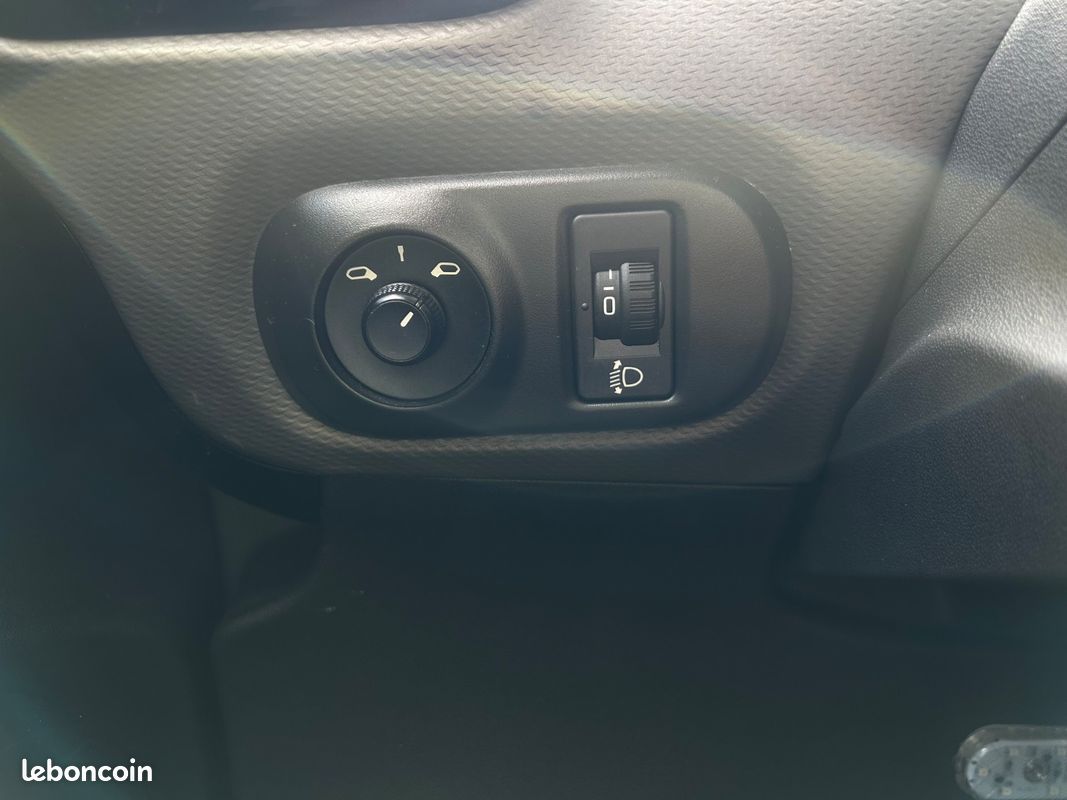 CITROEN C4 CACTUS BlueHDi 100 SS BVM6 Feel / 2ème Main (image 14)