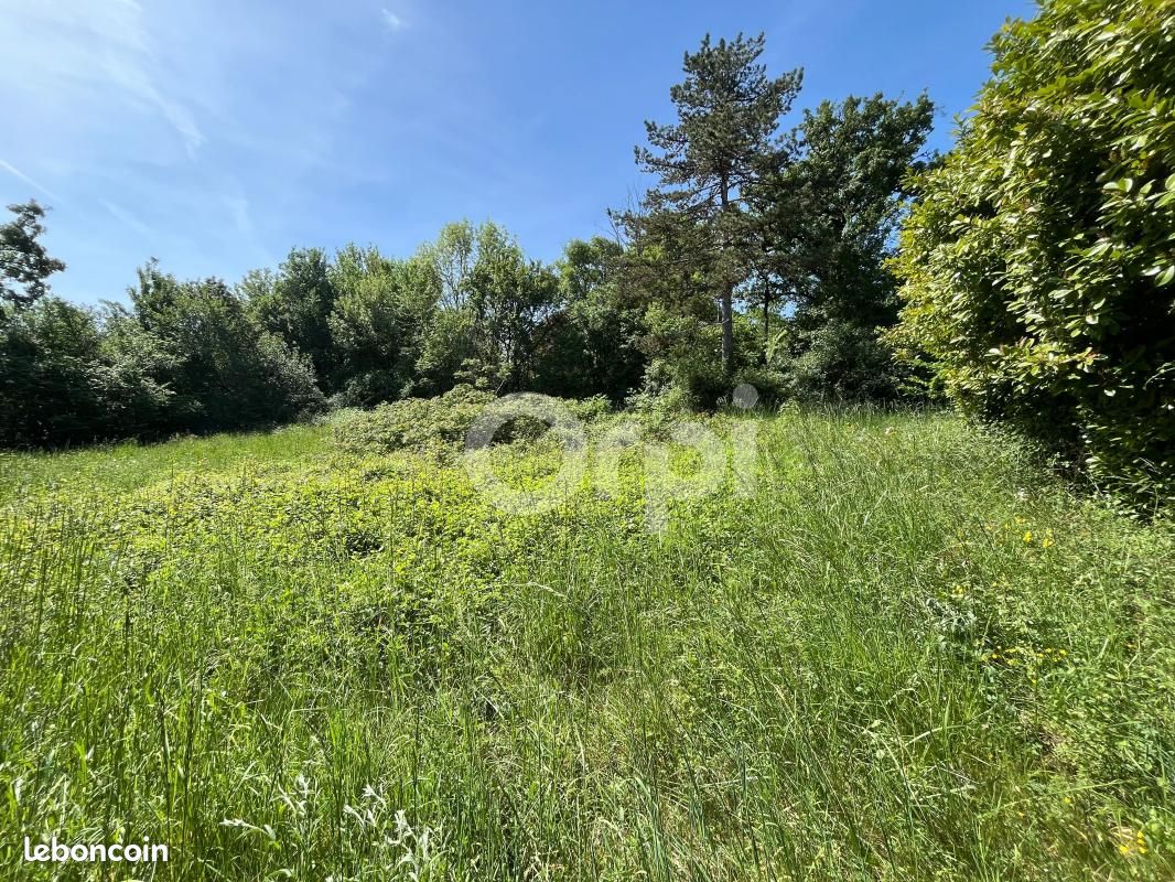 Terrain 1 890 m² Chasteaux · 45 000 €
