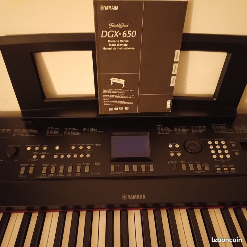 Piano Yamaha DGX-650 avec tabouret (image 1)