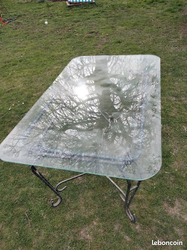 Vend table de fer forgé avec plateau en verre (image 2)