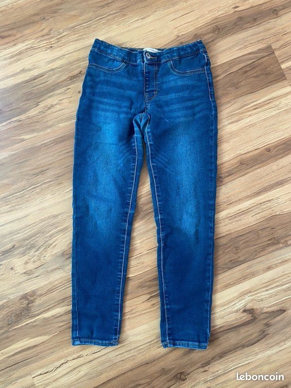 Lot De 2 Jeans Fille Levi's - Taille 5, Bleu Et Rouge Camel, Délavés, Occasion Très Bon état