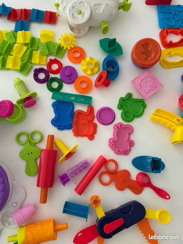 DOITEM – 56 Moules à Pâte à Modeler – Lettres, Chiffres, Animaux – Plastique – Set Créatif – Dès 3 Ans