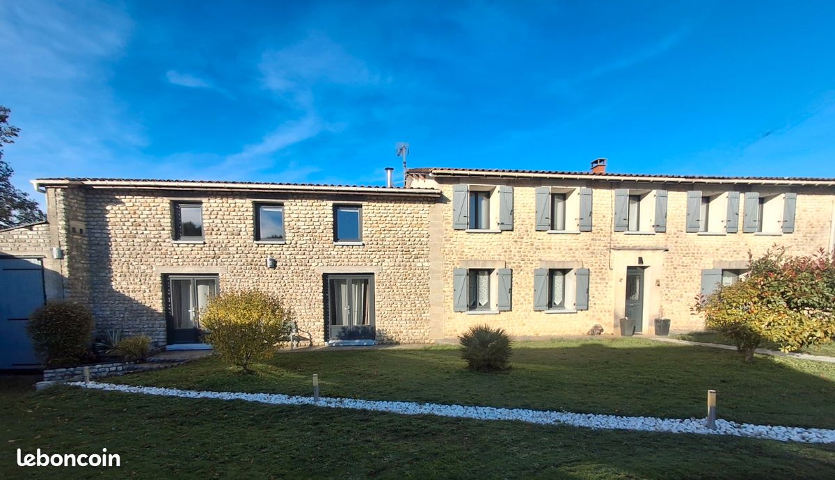 Maison 8 pièces 313 m² · à Roullet-Saint-Estèphe · 313 m² · 435 000 €