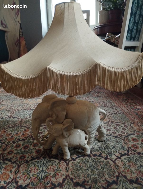 Lampe Eléphant avec abat-jour beige sur SA - Antiquités décoration