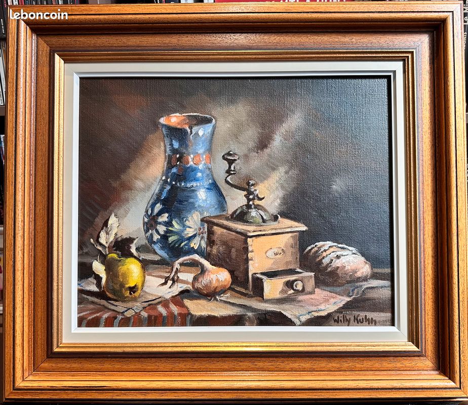 Tableau huile signée Willy Kuhn – nature morte moulin à café – encadré bois 40x32 cm (image 1)