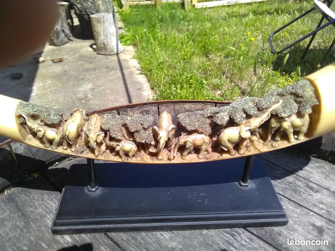 Corne sculptée d'éléphants (image 2)