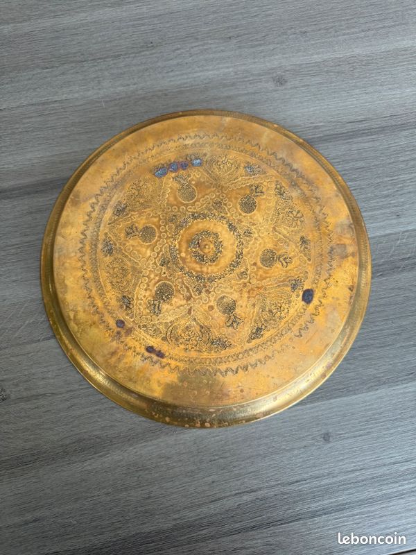 Très beau petit plateau marocain en cuivre ou laiton martelé et ciselé à la main. Plateau ancien de 32cm (image 2)