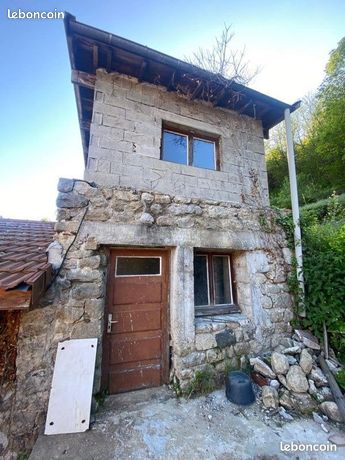 A RÉNOVER - Maison de village en pierre avec terrasse