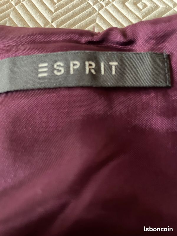 Jupe courte (43 cm), marque ESPRIT, Neuve sans étiquette, taille 38 M, laine et viscose, doublée, plis plats piqués jusqu'à mi-hauteur, couleur violet, (image 3)