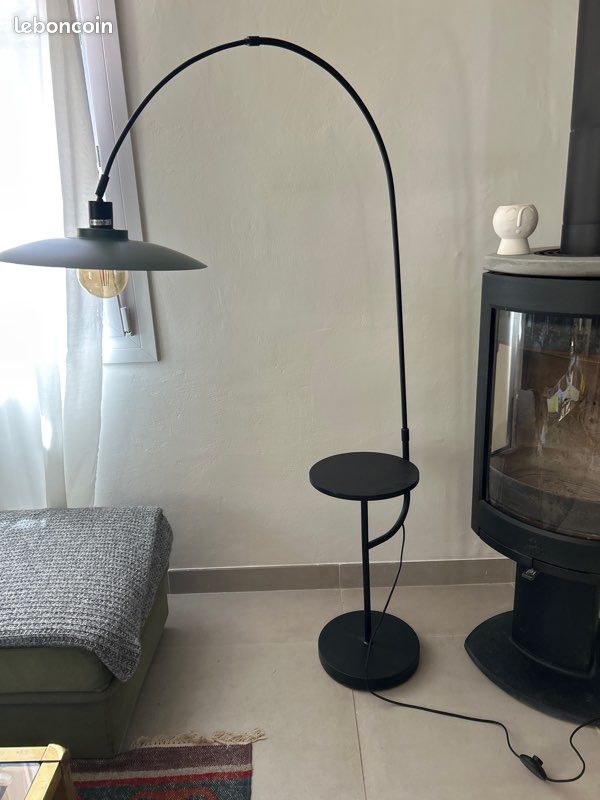 Lampadaire avec tablette (image 1)