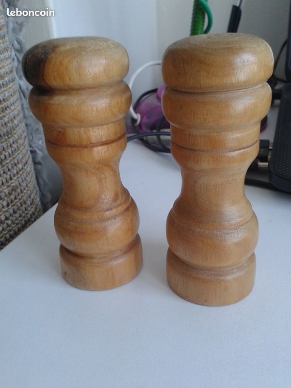 Poivrière et salière en bois (image 1)