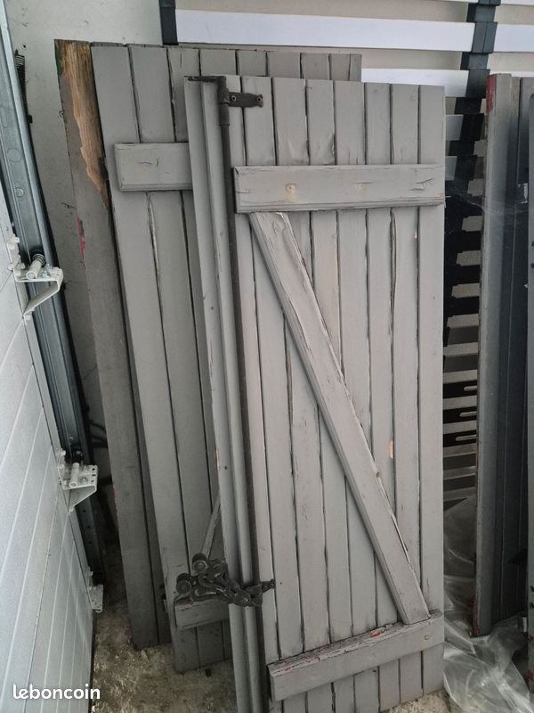 Lot de 3 paires de volets battants anciens en bois avec quincaillerie – À restaurer (image 2)