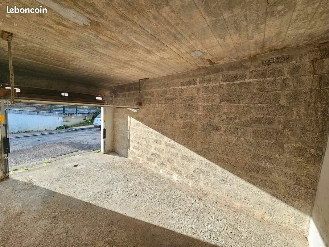Garage voiture · à Le Pont-de-Beauvoisin · 110 €/mois