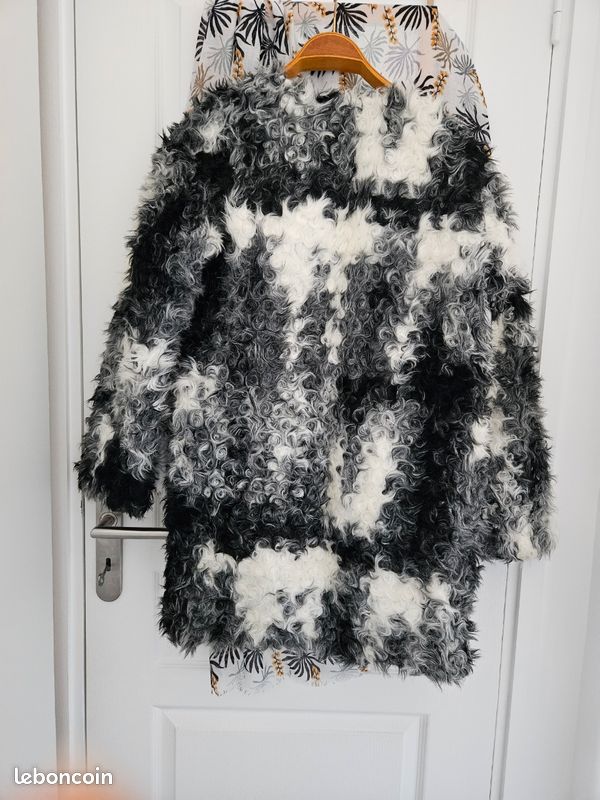 Manteau fausse fourrure zara (image 3)
