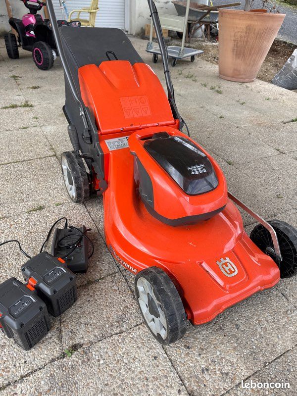 Tondeuse à batterie husqvarna LC142 IS (image 1)