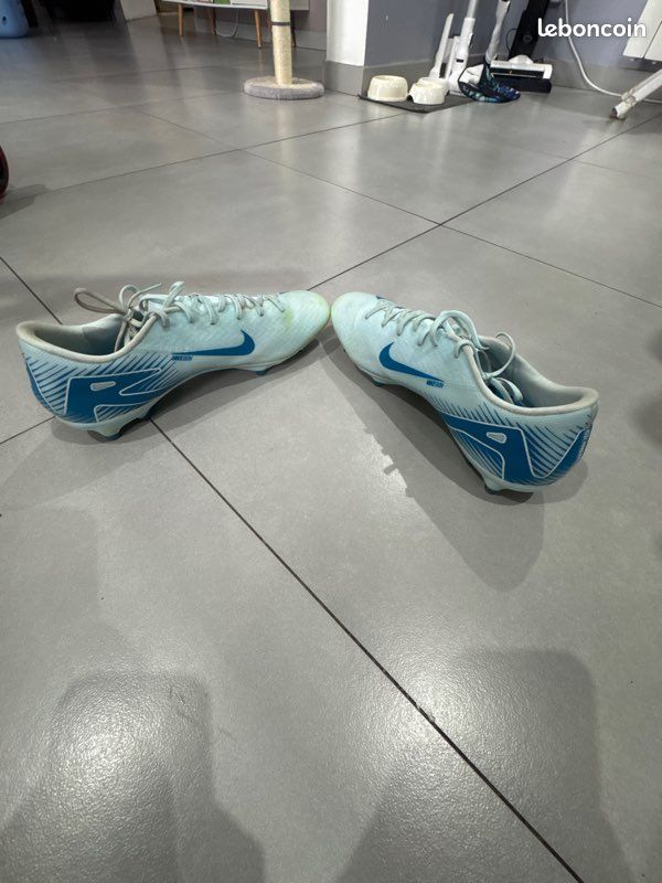 Crampon football (image 1)