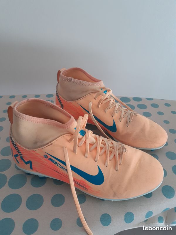 Chaussures de foot taille 38.5 (image 1)