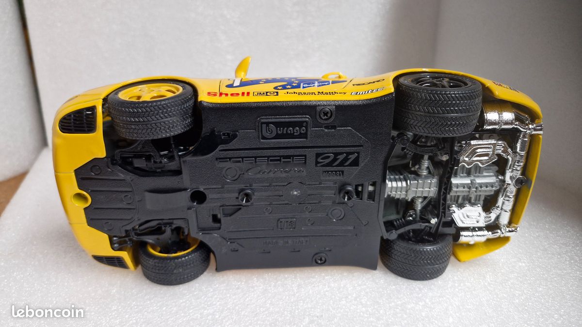 Burago 1/18 – Porsche 911 Carrera 1997 – Jaune – Occasion – Sans Boîte