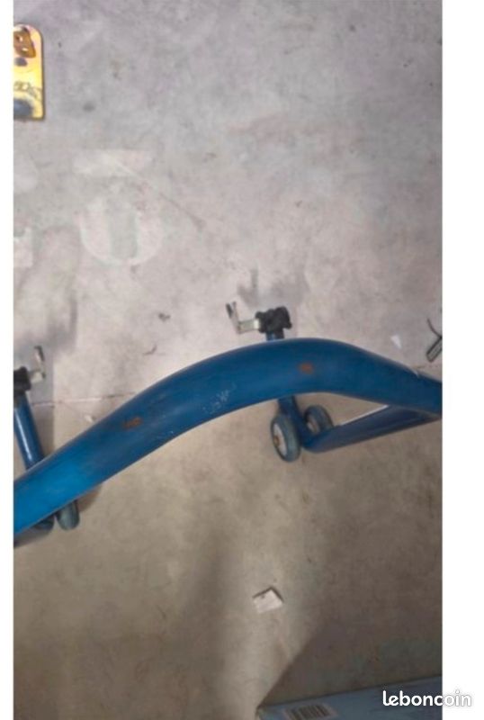 Béquille arrière de moto de marque Suzuki 

La bequille a ete acheté chez Suzuki neuve 

Elle a des traces d usure de stockage 

A La ciotat (image 3)