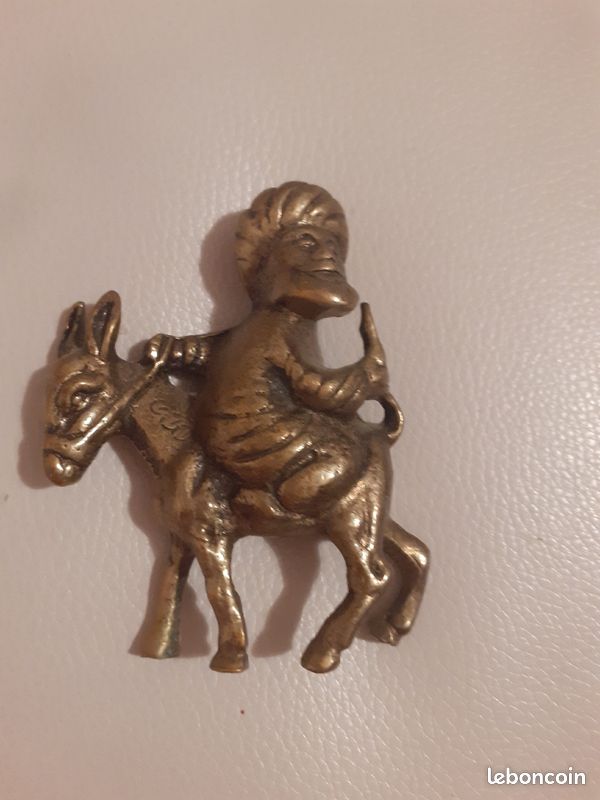 Une magnifique petite statuette en métal représentant un voyageur (image 2)