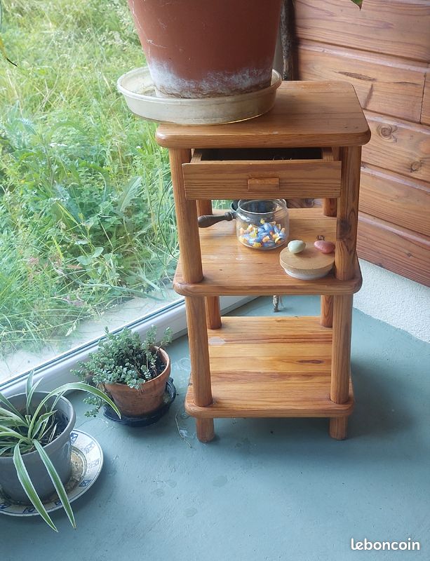 Petite table d'appoint (image 1)