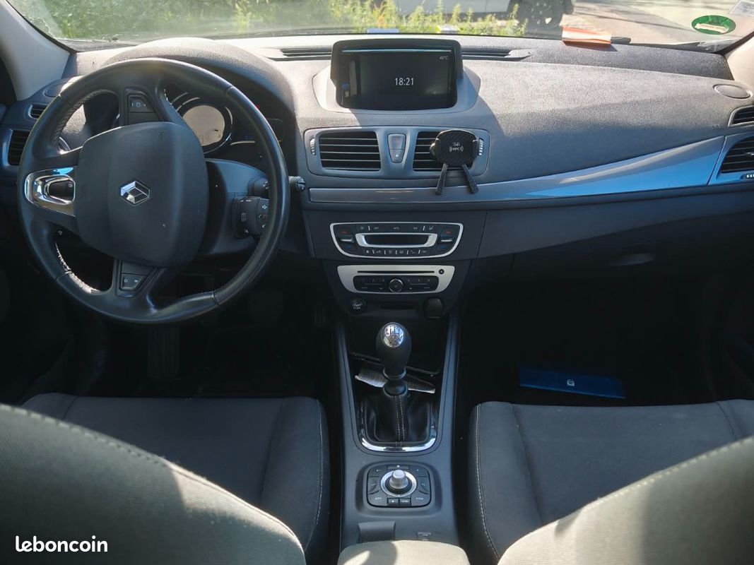 RENAULT MEGANE III BERLINE TCE 115 Energy eco2 Limited (image 9)