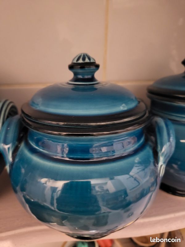 Pots bleus en terre cuite ceramique.le prix vaut pour les 3 c est un ensemble. Pot signé sur le cote.. 3 (image 3)