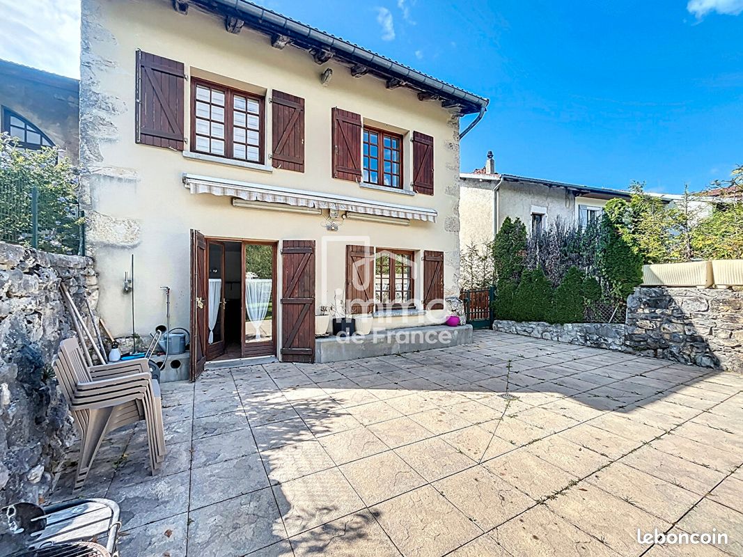 Maison 8 pièces 174 m² · à Oyonnax · 174 m² · 1 386 €/mois