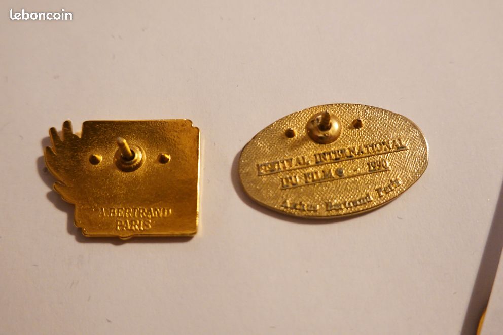 PIN'S ARTHUS-BERTRAND CLARINS Ajouré Bronze Doré 45 x 6 mm EUR 10,00 - FR
