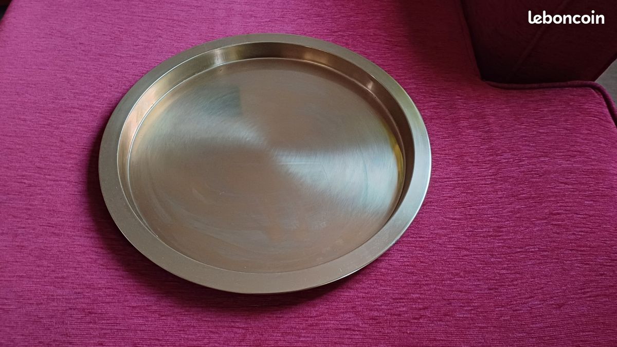 Plateau rond couleur or (image 2)