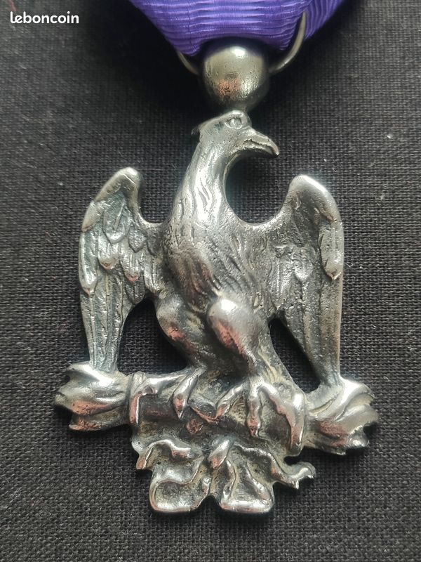 Médaille Ancienne Dorée Avec Bélière Représentant Un Aigle - Bijou Occasion, Couleur Or, à Découvrir