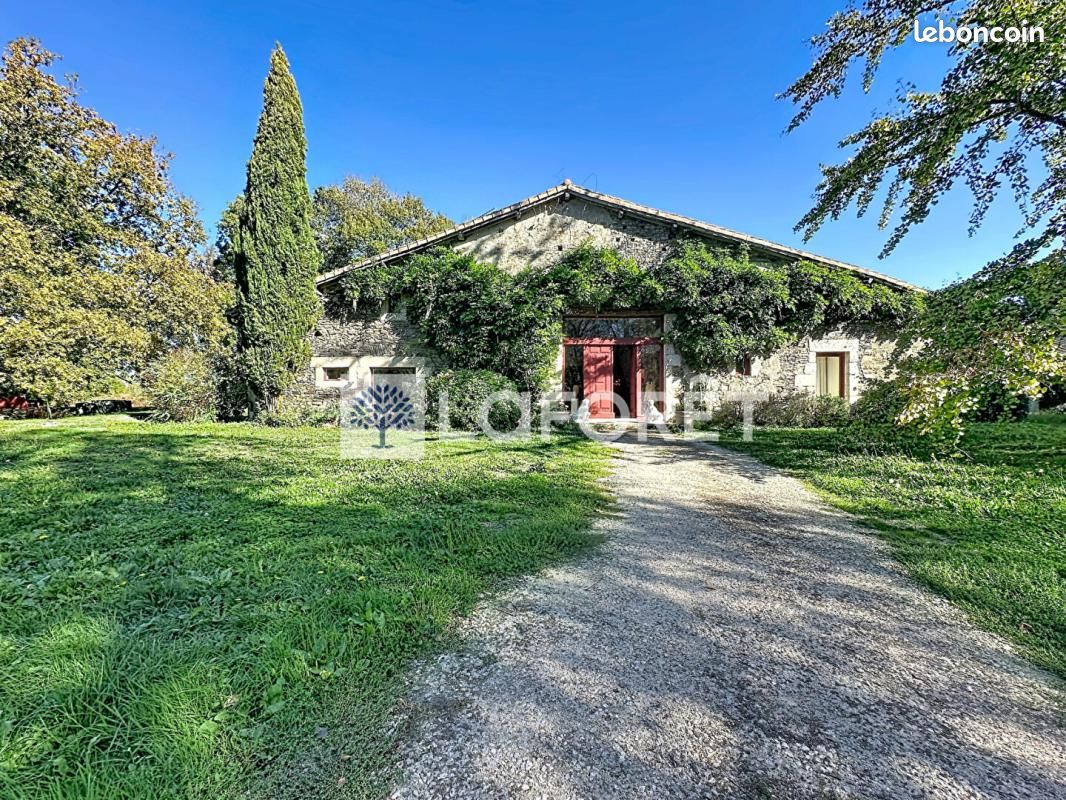 Maison 9 pièces 305 m² · à Champdeniers · 305 m² · 368 000 €