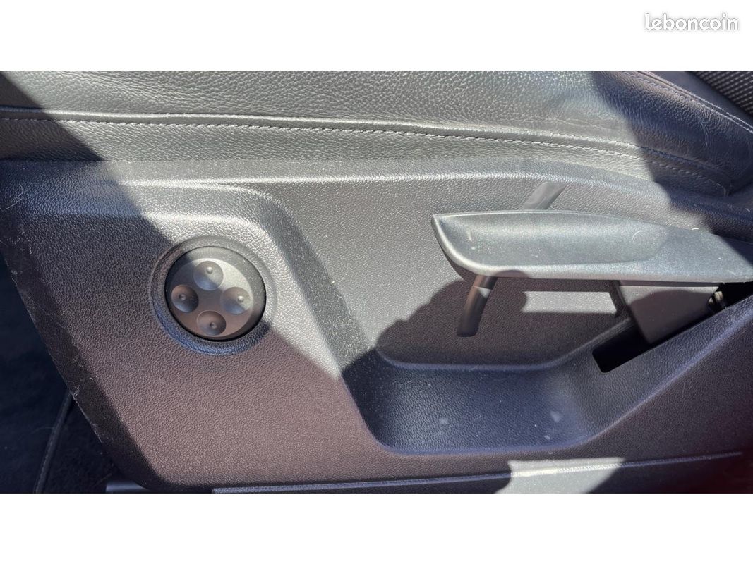 AUDI Q2 1.4 TFSI ESSENCE 150 BVA S Line - CAMERA DE RECUL / SIEGES CHAUFFANTS / BLUETOOTH (image 18)