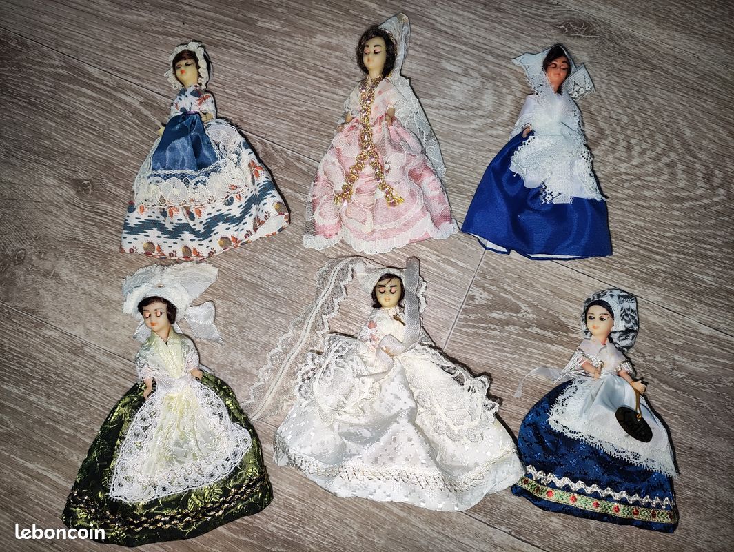 MAGNIFIQUE LOT DE SIX POUPEES DE COLLECTION