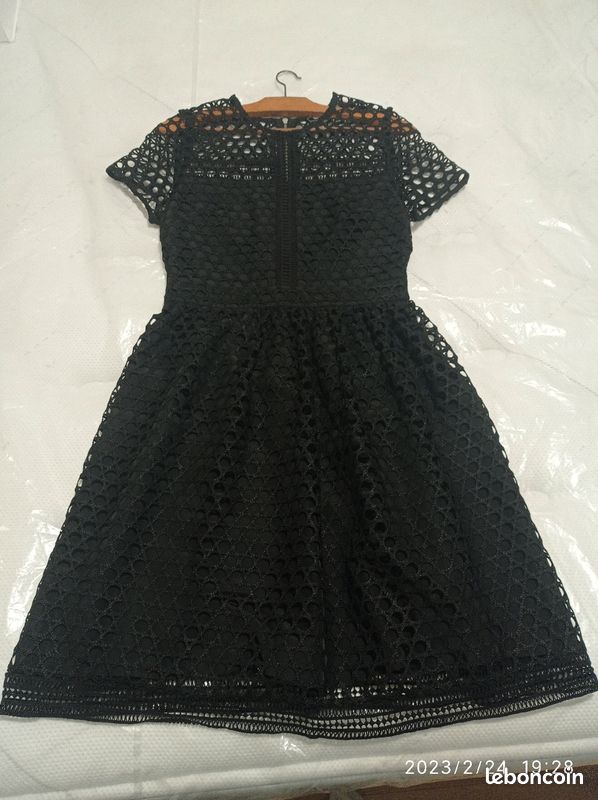 Robe noire chic dentelée (image 1)